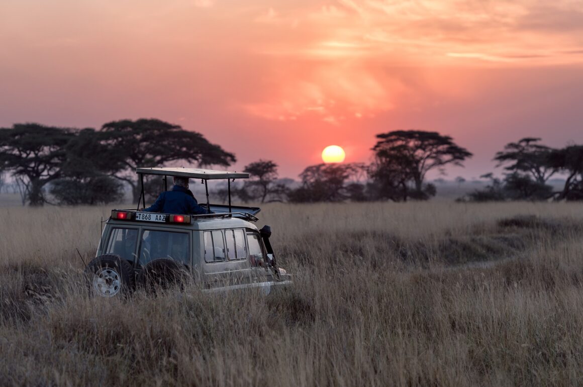 safari jeep at siunset in the Serengeti, Tanzania