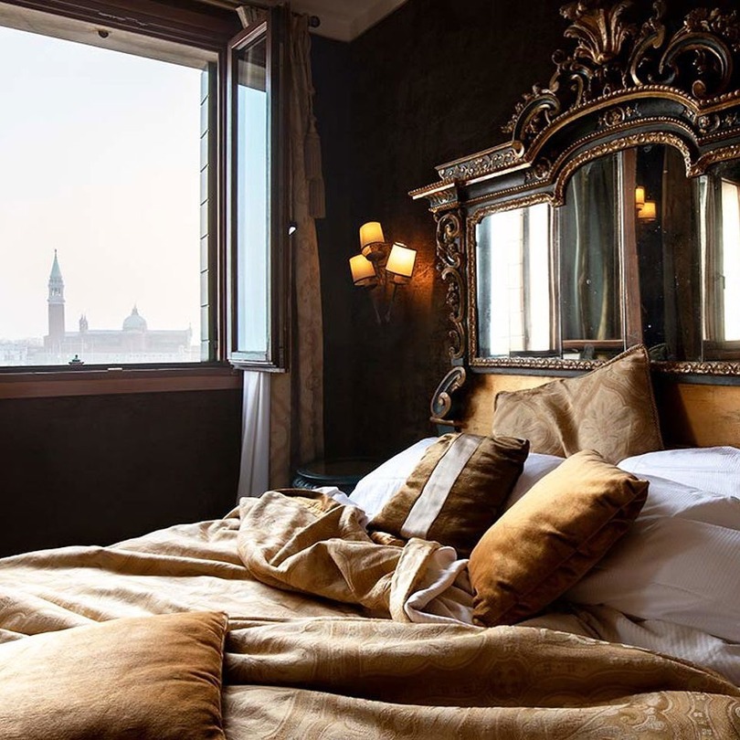 bedroom at Hotel Metropole, Venice, Italy